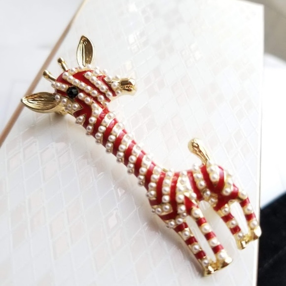 🛑Little Giraffe Brooch $29 - Picture 2 of 4